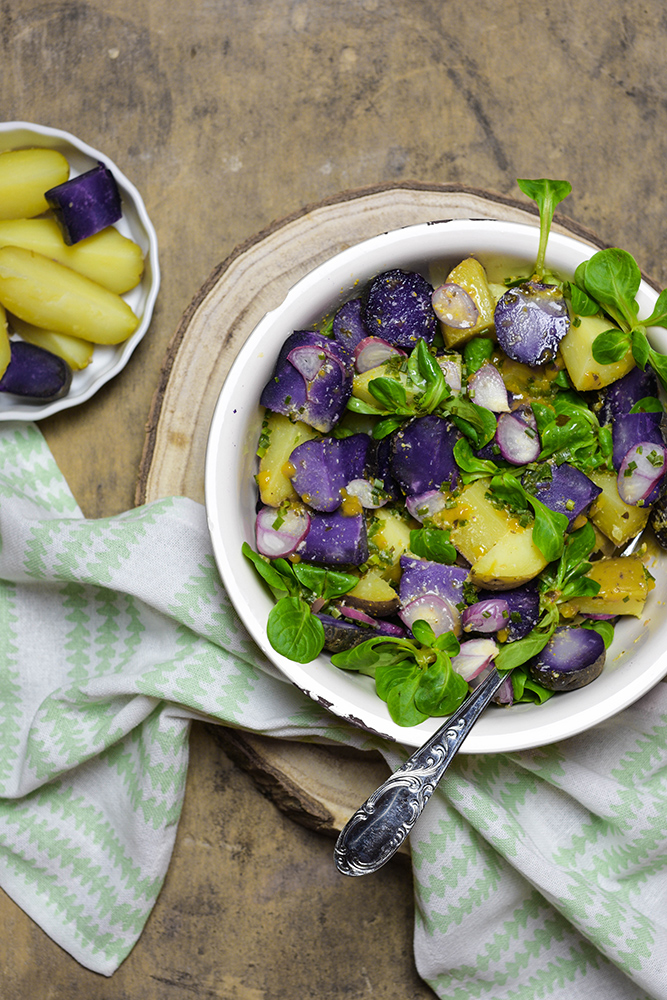 Schwäbischer Kartoffelsalat aus bunten Kartoffeln und Feldsalat
