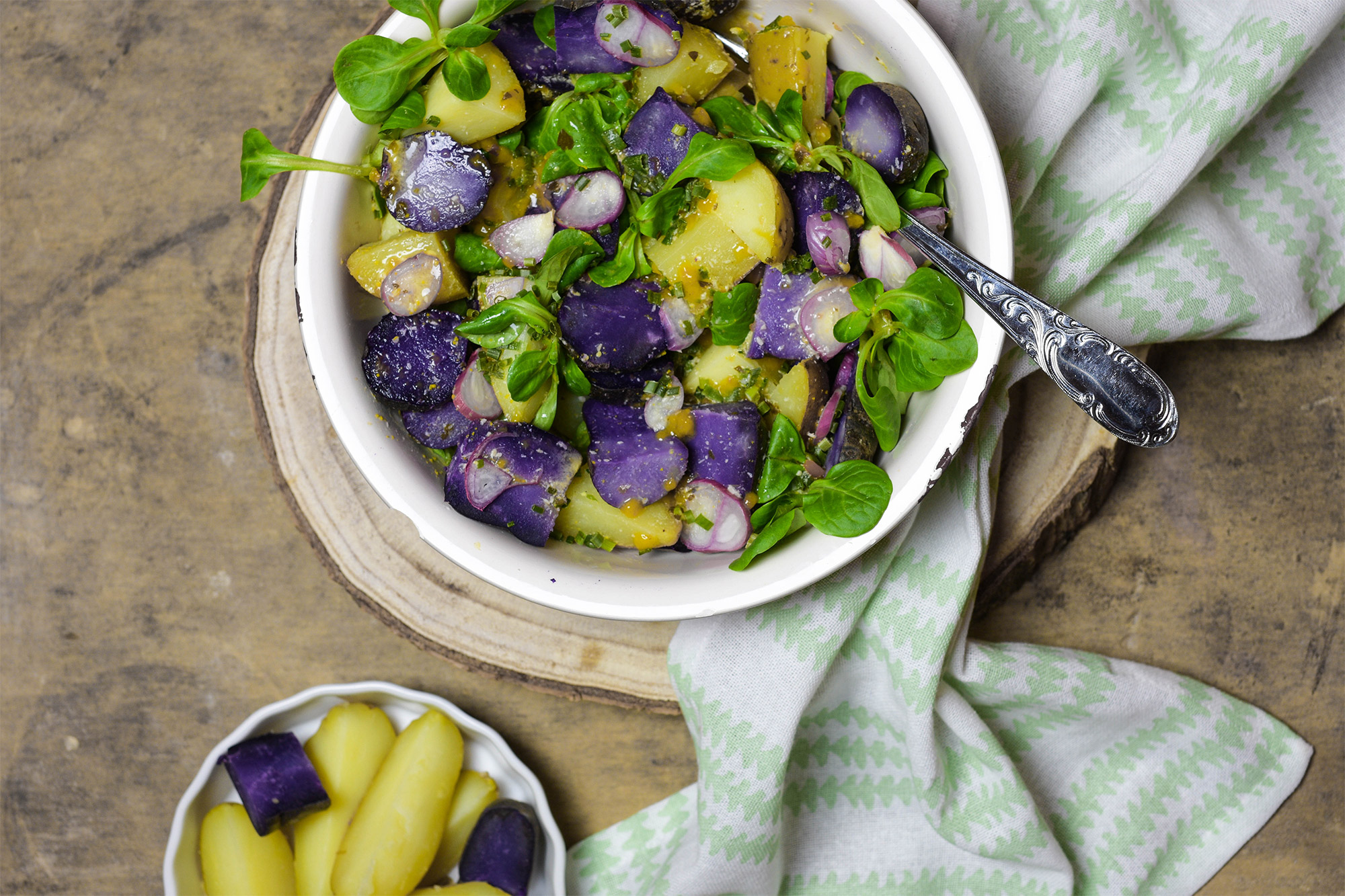 Schwäbischer Kartoffelsalat aus bunten Kartoffeln mit Gemüsebrühe-Senf ...