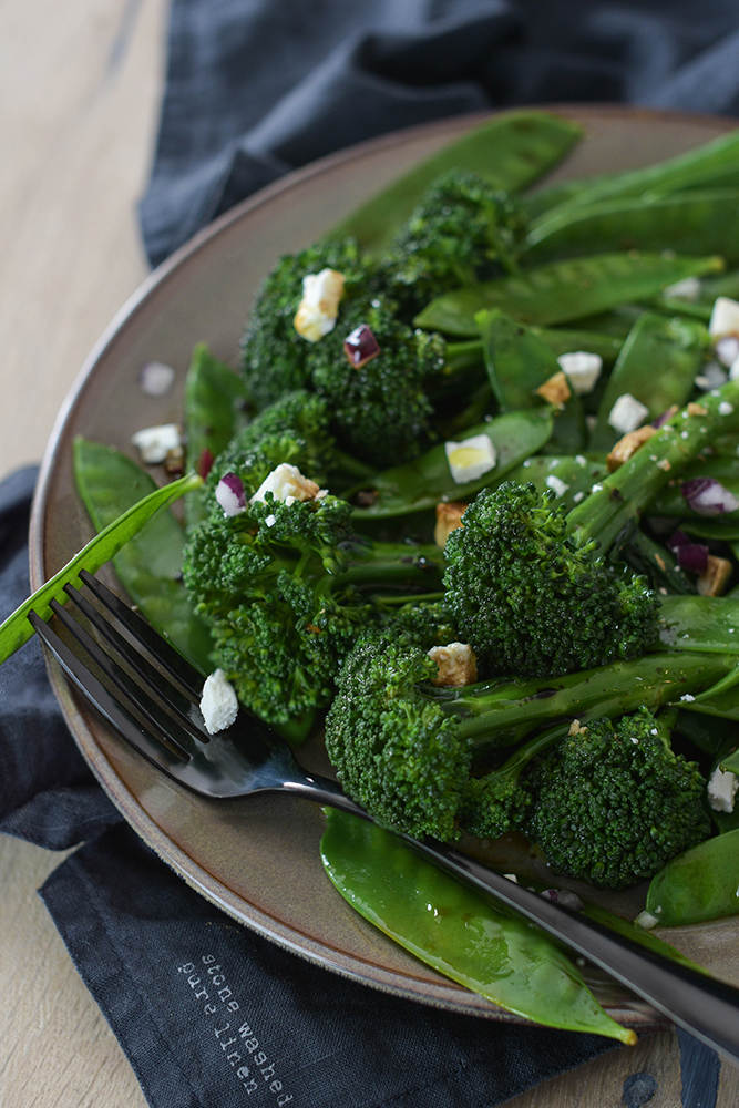 Brokkoli-Zuckerschoten-Salat mit Ziegenkäse