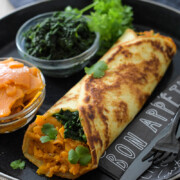 Herzhafter Pfannkuchen mit Butternut-Kürbis, Süßkartoffel und Spinat