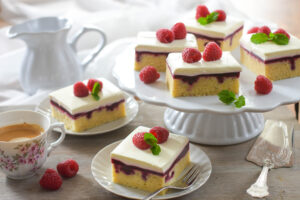 Beeren-Poke-Cake