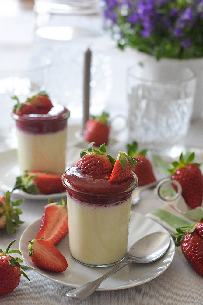 Panna Cotta mit Himbeeren und Erdbeeren
