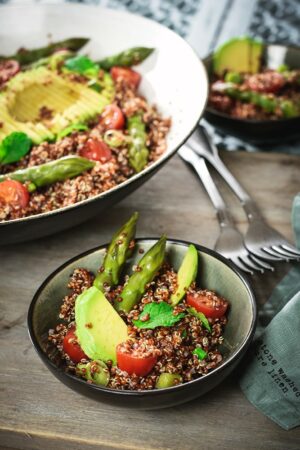 Roter Quinoa-Salat mit Avocado und Spargel