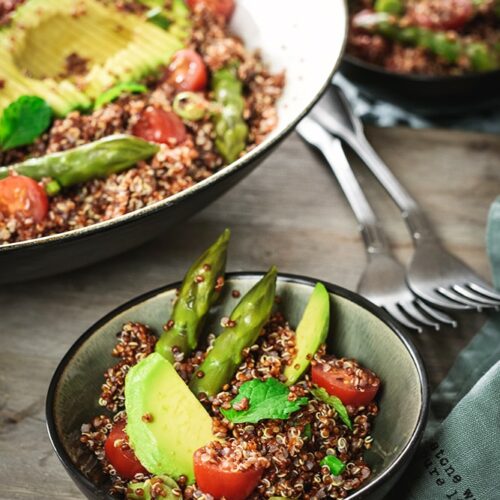 Roter Quinoa-Salat mit Avocado und Spargel