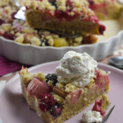 Rhabarber-Beeren-Kuchen mit Streusel (vegan)