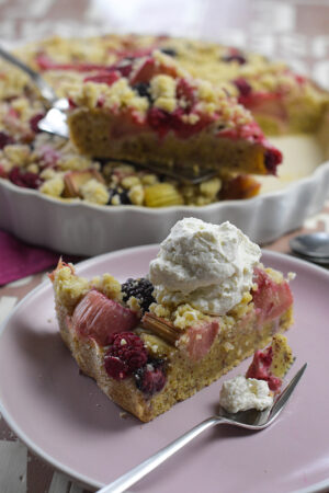 Rhabarber-Beeren-Kuchen mit Streusel (vegan)​