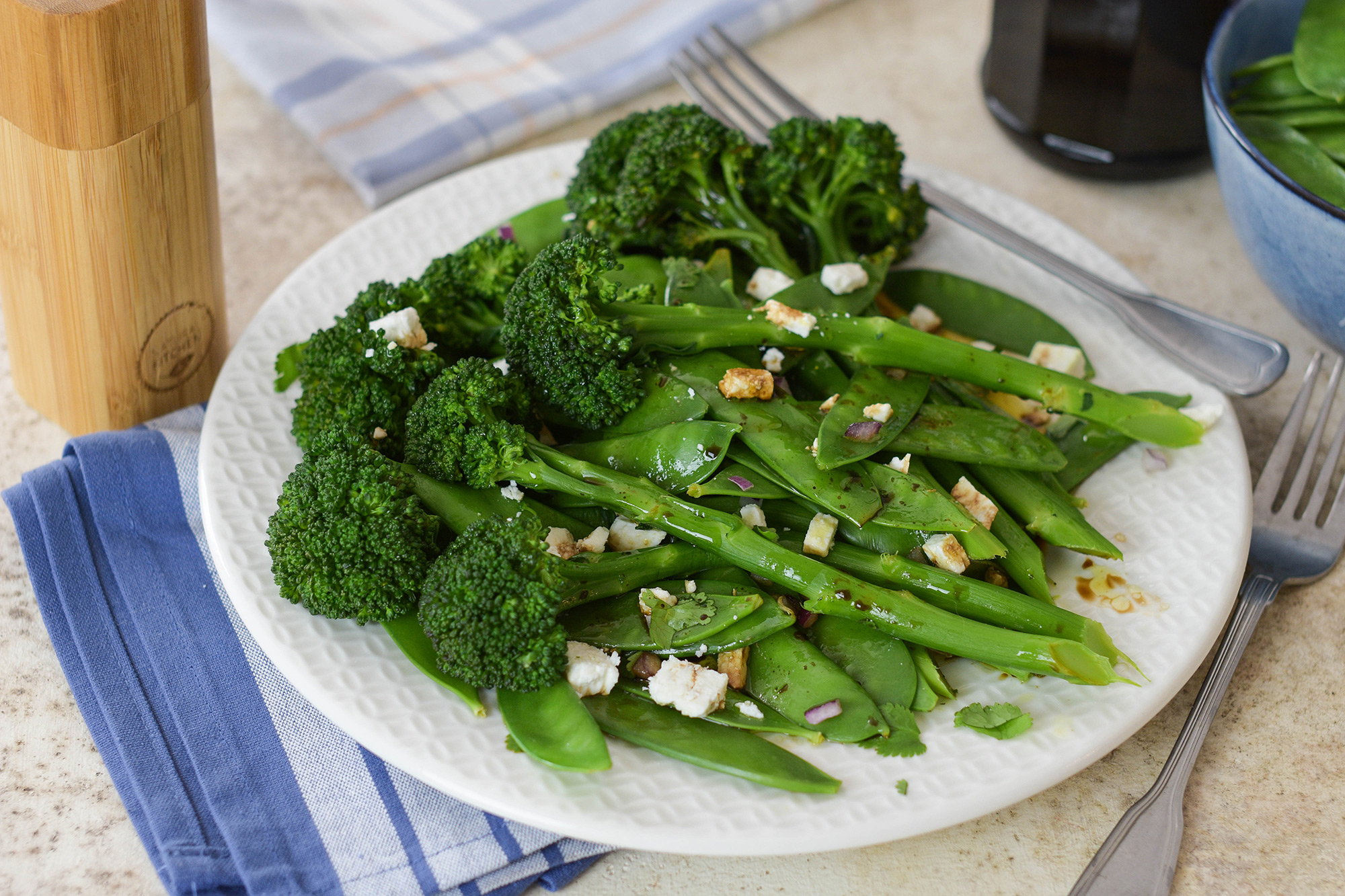 Brokkoli-Zuckerschoten-Salat mit Ziegenkäse - Come On in My Kitchen