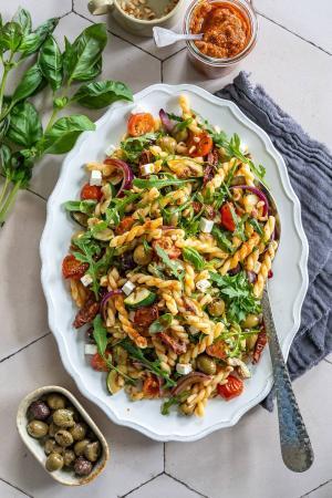 Pastasalat mit Zucchini und Rucola
