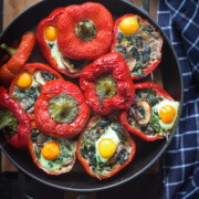Mit Spinat, Pilzen und Wachteleier gefüllte Paprika