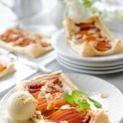 Einfache Käsekuchen-Pfirsichplunder mit Blätterteig​