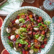 Fruchtig frischer Sommersalat mit Grapefruit-Himbeer-Dressing und Büffelmozzarella​