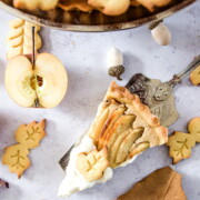 Apfelkuchen mit Käsekuchencreme und Plätzchen​