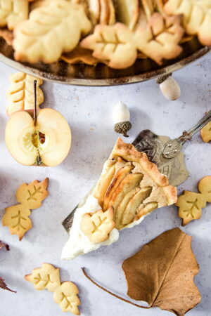 Apfelkuchen mit Käsekuchencreme und Plätzchen​