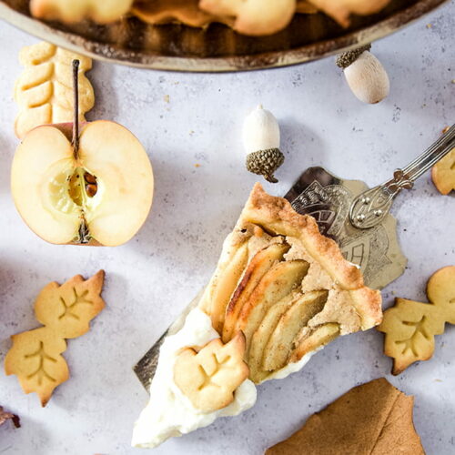 Apfelkuchen mit Käsekuchencreme und Plätzchen​