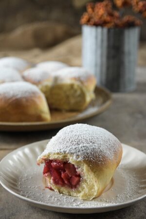 Germknödel mit Zimtpflaumen