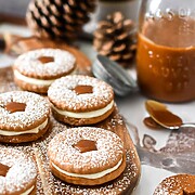 Lebkuchenkekse mit einer Vanillelikör-Creme und Karamell