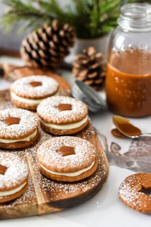 Lebkuchenkekse mit einer Vanillelikör-Creme und Karamell