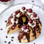 Gugelhupf mit Kirschen und Frosting