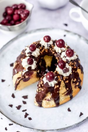 Gugelhupf mit Kirschen und Frosting