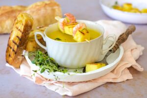 Ananas-Curry-Suppe mit Garnelen Spieße