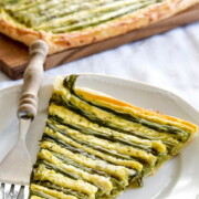 Grüner Spargel in Blätterteig gebettet