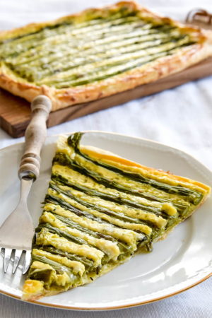 Grüner Spargel in Blätterteig gebettet