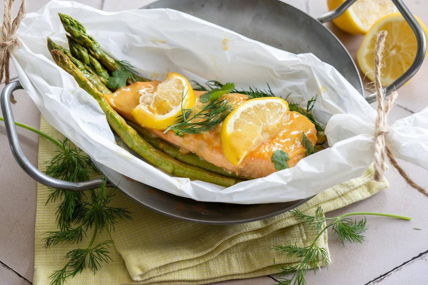 Marinierter Lachs und grüner Spargel