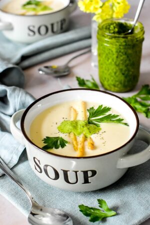 Spargelsuppe mit Bärlauchpesto