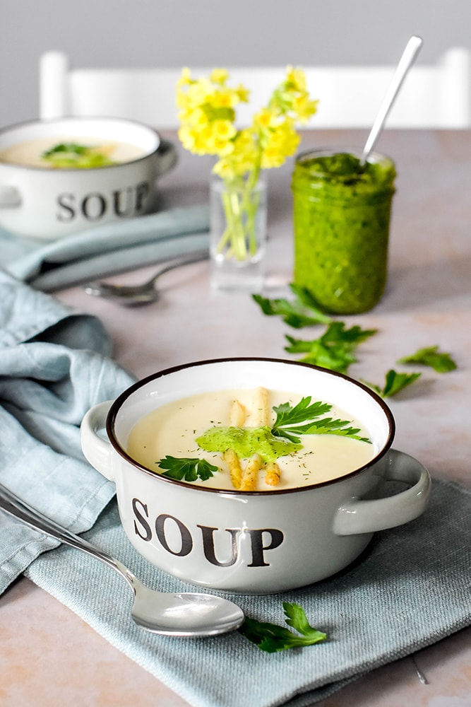 Spargelcremesuppe mit Bärlauchpesto - Home and Herbs