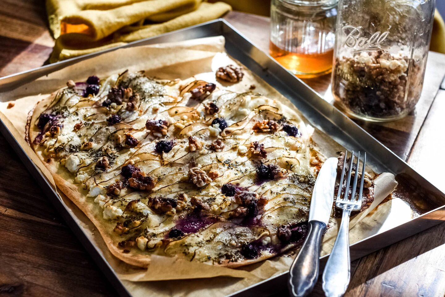 Flammkuchen mit Birne und Blaubeeren