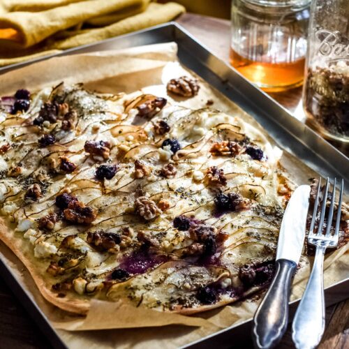 Flammkuchen mit Birne und Blaubeeren