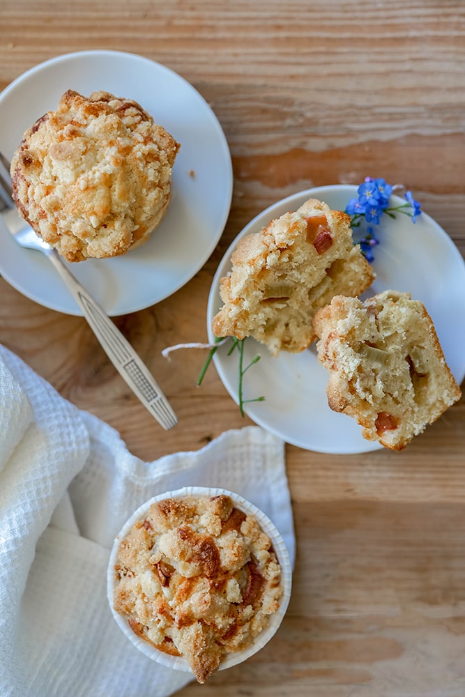 Rhabarber-Streusel-Muffins - Home and Herbs