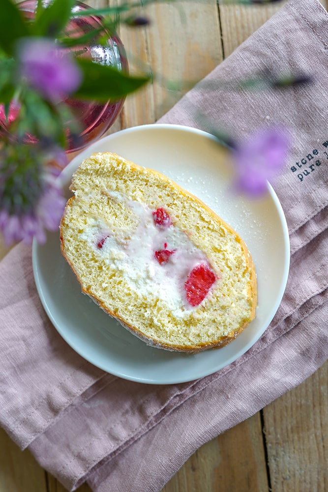 Biskuitrolle mit Erdbeeren