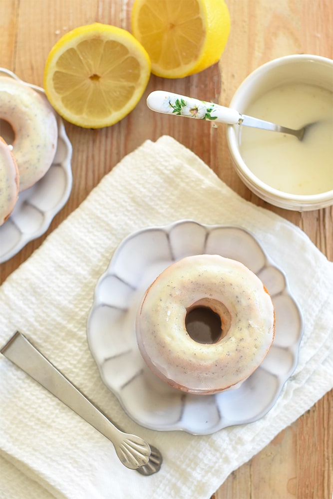 Zitronen-Buttermilch-Donuts mit Mohn