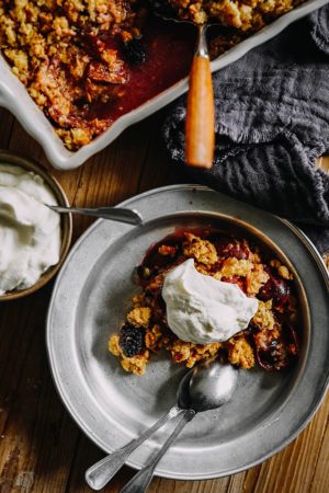 Zwetschgencrumble mit Brombeeren