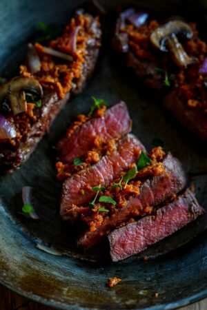 Bistecche ai funghi - Rindersteaks mit Pilzen in Weißweinsoße