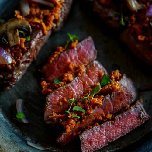 Bistecche ai funghi - Rindersteaks mit Pilzen in Weißweinsoße