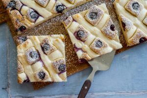 Steppdeckenkuchen mit Käsekuchencreme und Blaubeeren