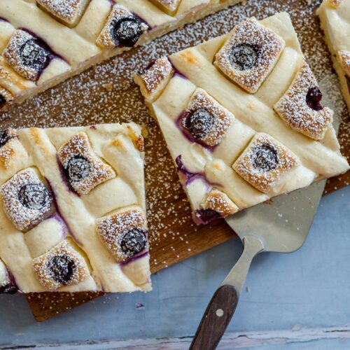 Steppdeckenkuchen mit Käsekuchencreme und Blaubeeren