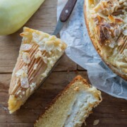 Birnentarte mit Pudding und Mandeln