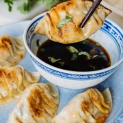 Gebratene Gyoza mit Garnelen-Gemüse-Füllung