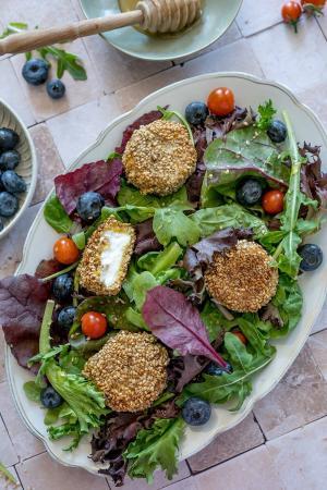 Salatrezept mit Honig-Senf-Dressing und Ziegenkäse