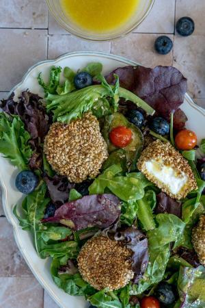 Salat mit Ziegenkäse und Honig-Senf-Dressing