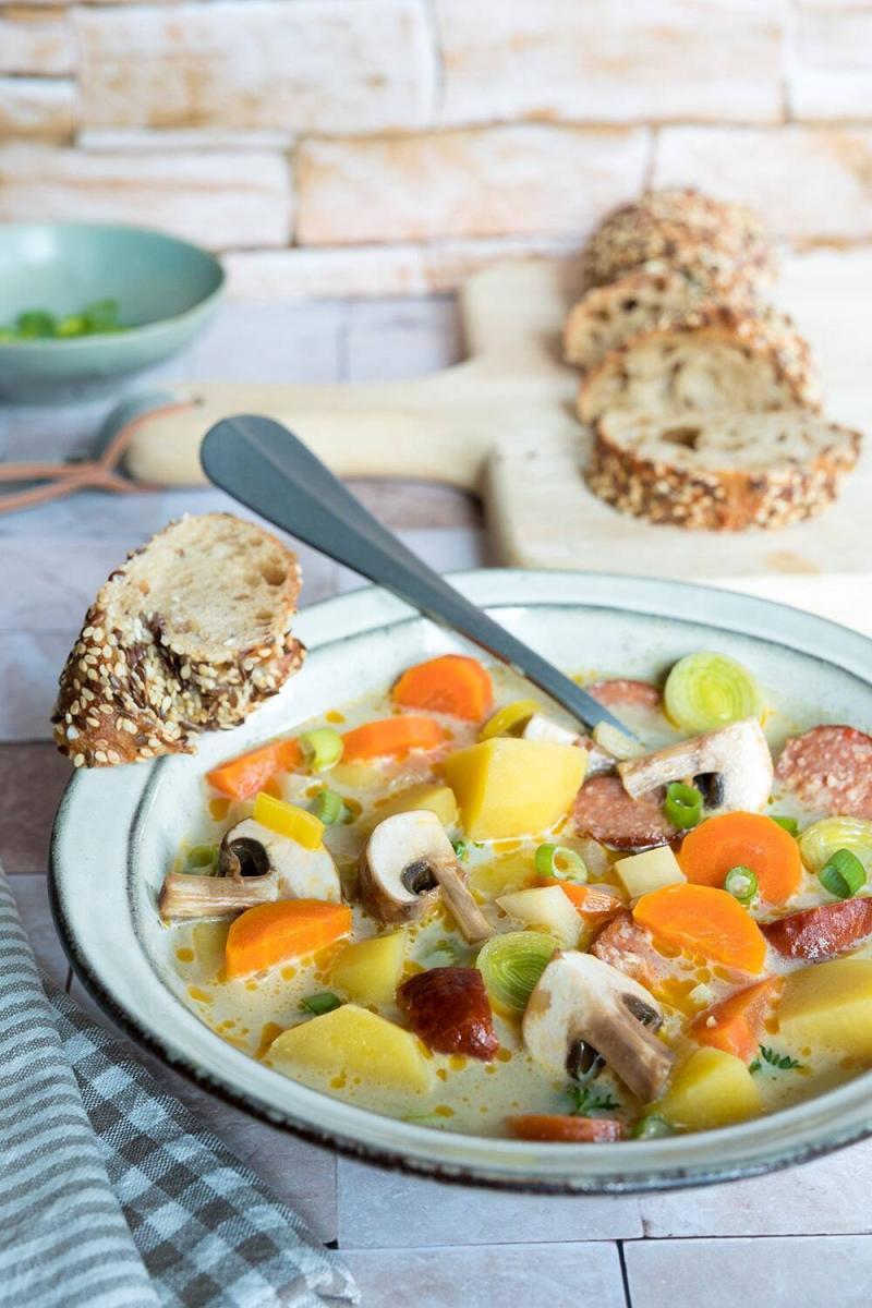 Herzhafte Kartoffelsuppe mit Würstchen - Home and Herbs