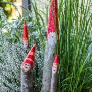 Herbstbasteln: Waldwichtel aus Stöcken