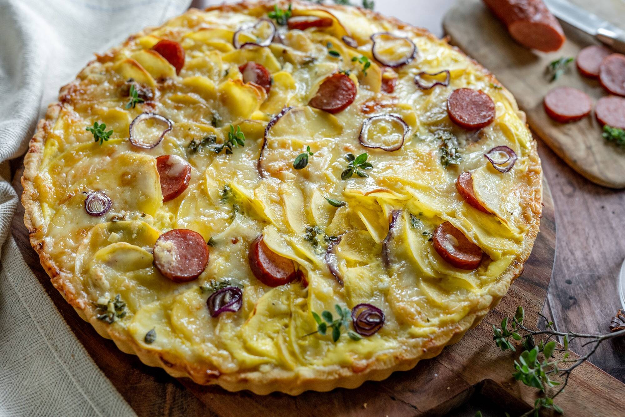 herzhafte-kartoffelquiche-mit-k-se-und-kabanos-home-and-herbs