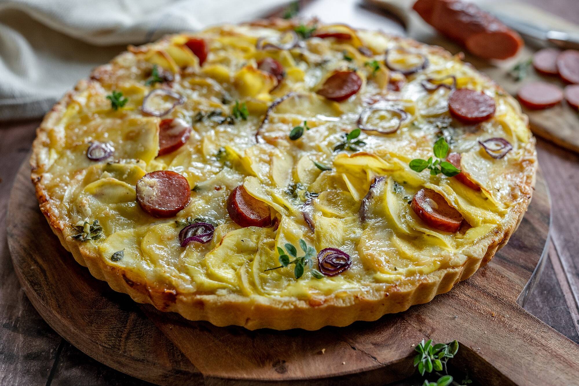 Herzhafte Kartoffelquiche mit Käse und Kabanos - Home and Herbs