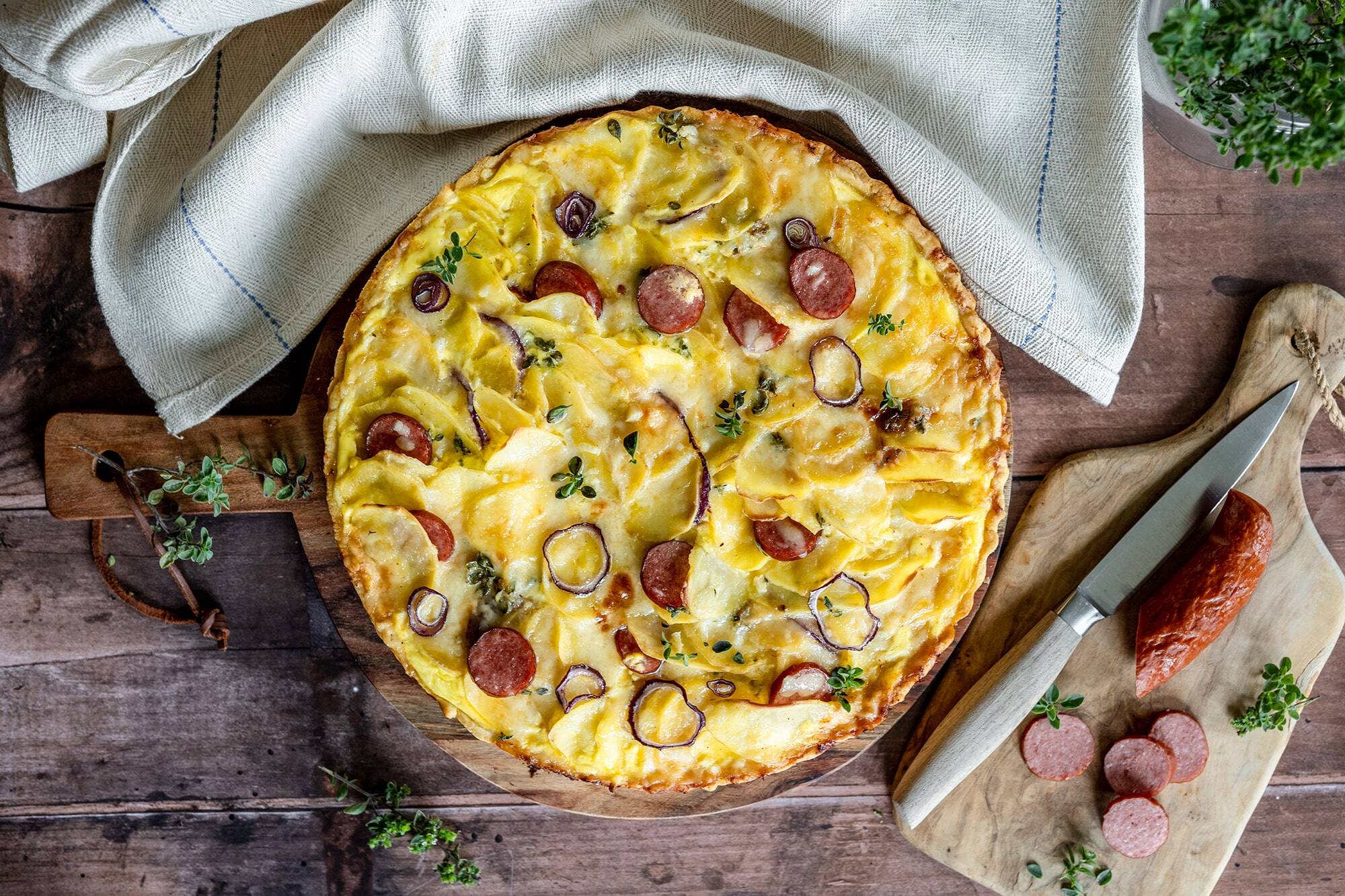 Herzhafte Kartoffelquiche mit Käse und Kabanos - Home and Herbs