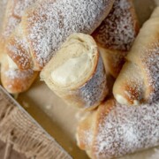 Hefeteigstangen mit Vanillecreme