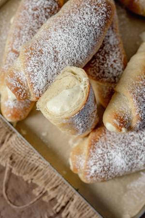 Hefeteigstangen mit Vanillecreme
